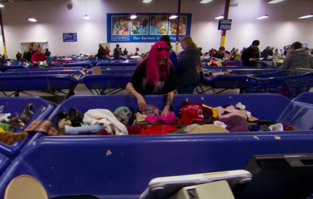 Sara figured that if the store wouldn't help her locate the owner, then she would just have to do it herself.