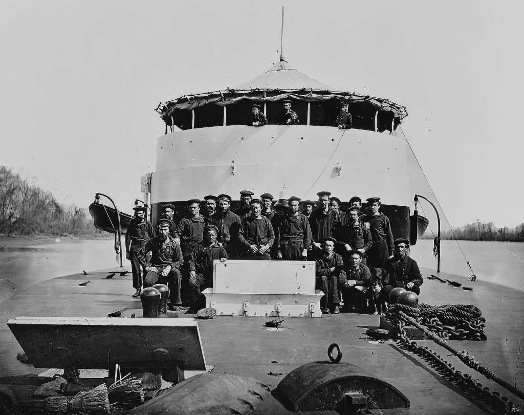 Portrait of the crew on monitor USS 'Saugus,' James River, Virginia, 1863. Photo: Buyenlarge, Getty Images / Archive Photos