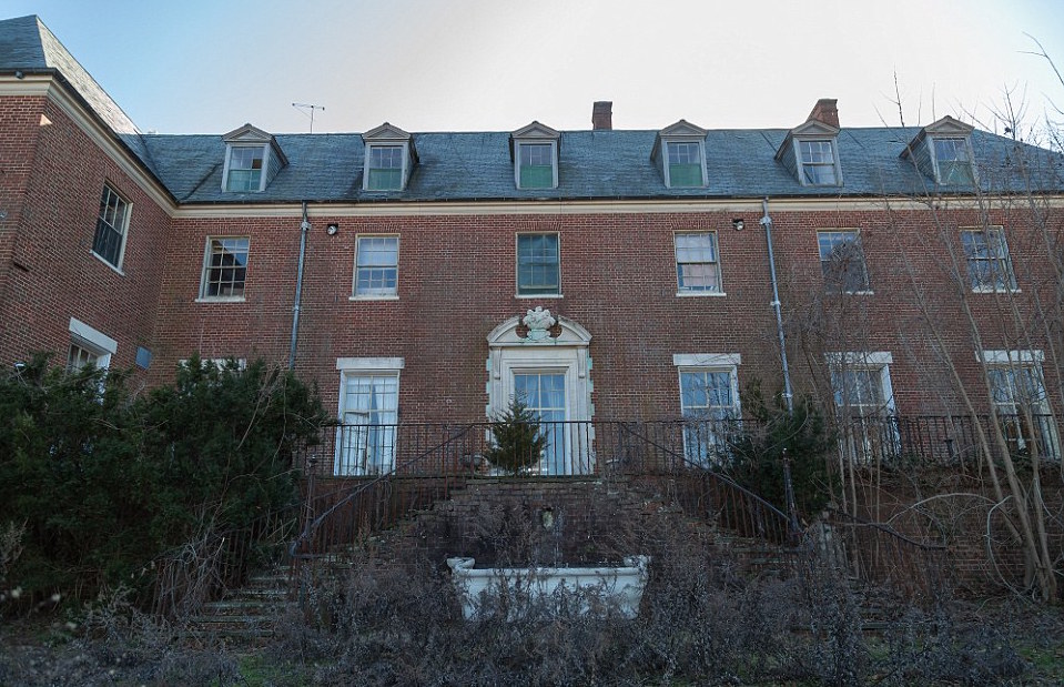 This 57-Room Mansion Has Been Abandoned For 40 Years