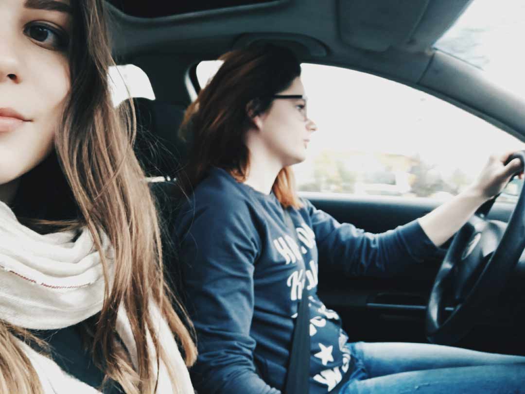 GIRL LEAVES NOTE AFTER BUMPING INTO A CAR MAKING THE OWNER RESPOND IN